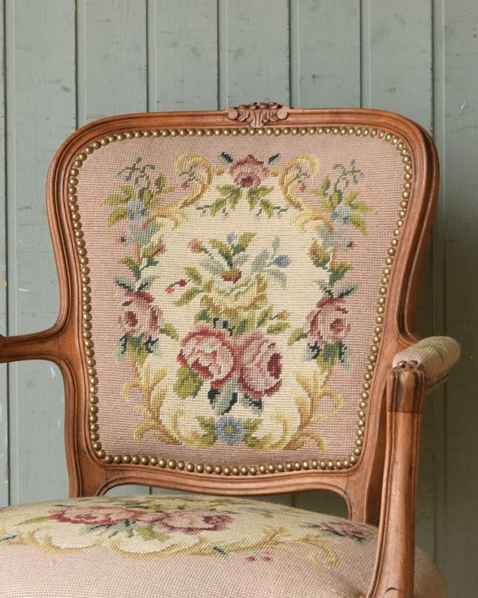 サロンチェア　アンティーク チェア　フランス生まれのサロンチェア、華やかなピンクのアンティークプチポワンチェア。美しい装飾は最上級アンティークの証現代の技術では再現できないほど細かい装飾。(j-604-c)