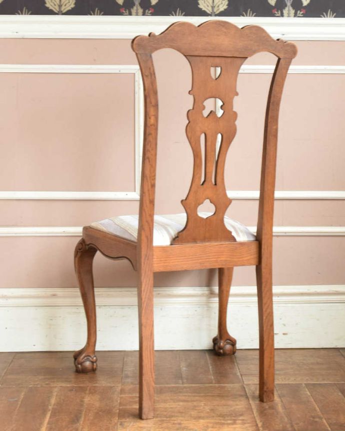 ダイニングチェア　アンティーク チェア　透かし彫が美しいフランスの椅子、アンティークダイニングチェア。後ろ姿にも自信アリ！並べた時に後ろから見ることも多い椅子。(j-605-c)