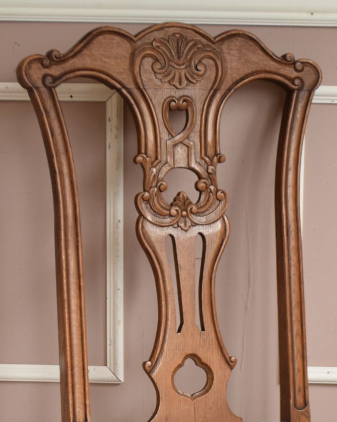 ダイニングチェア　アンティーク チェア　透かし彫が美しいフランスの椅子、アンティークダイニングチェア。背もたれに施されたティアラ形はもちろん、椅子と言えどもフランスらしさが刻まれた彫はなんとも優雅。(j-605-c)