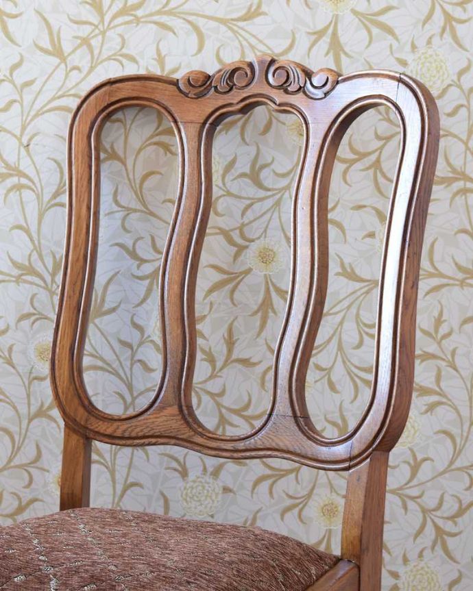 ダイニングチェア　アンティーク チェア　フレンチテイストの布座のアンティーク椅子、オーク材のダイニングチェア。美しい彫があります。(j-607-c)