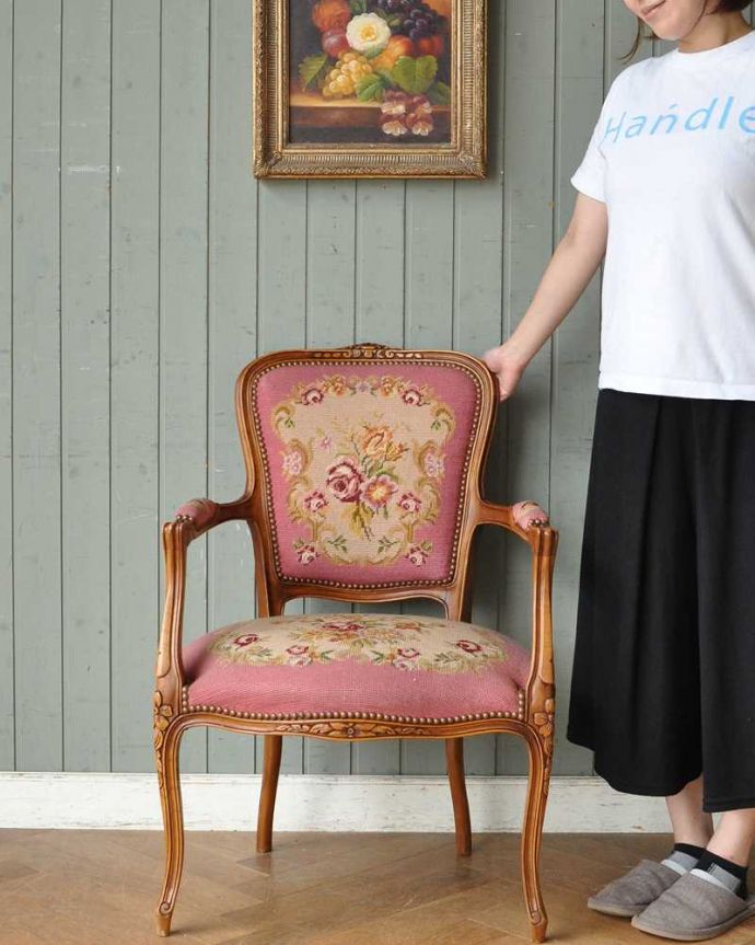 サロンチェア　アンティーク チェア　フランス生まれのサロンチェア、鮮やかなピンクのアンティークプチポワンチェア。女性らしさたっぷりのフランスらしい椅子眺めているだけで幸せな気分になるプチポワンチェア。(j-609-c)