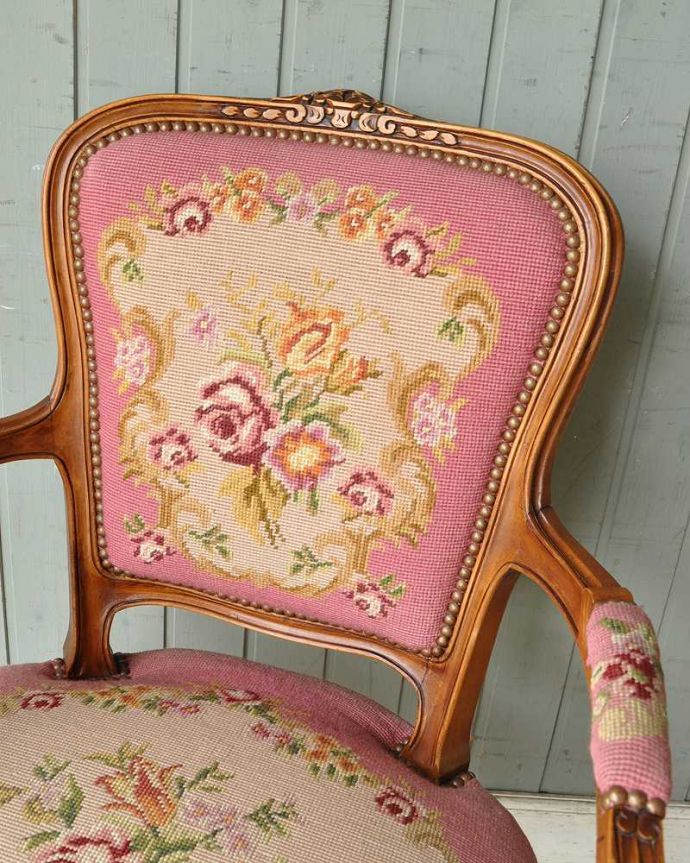 サロンチェア　アンティーク チェア　フランス生まれのサロンチェア、鮮やかなピンクのアンティークプチポワンチェア。マリーアントワネットが愛した刺繍プチポワンとは18〜19世紀にかけて宮廷の貴婦人たちが余暇に楽しんだ刺繍のこと。(j-609-c)
