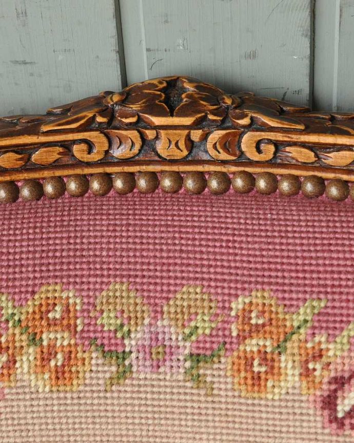 サロンチェア　アンティーク チェア　フランス生まれのサロンチェア、鮮やかなピンクのアンティークプチポワンチェア。刺繍だけじゃなく彫も美しい背もたれの上には美しい彫が。(j-609-c)