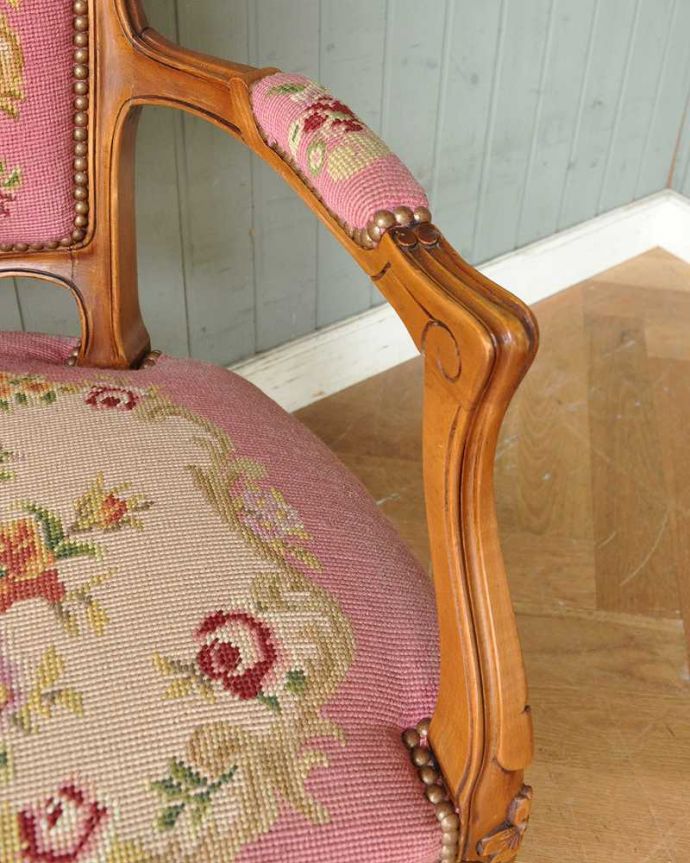 サロンチェア　アンティーク チェア　フランス生まれのサロンチェア、鮮やかなピンクのアンティークプチポワンチェア。肘置きにもプチポワン座った時に便利なアームの部分にもプチポワンの刺繍が。(j-609-c)