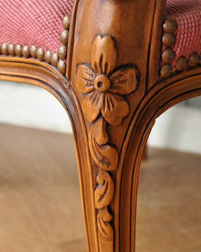 サロンチェア　アンティーク チェア　フランス生まれのサロンチェア、鮮やかなピンクのアンティークプチポワンチェア。脚にも美しい彫があります。(j-609-c)