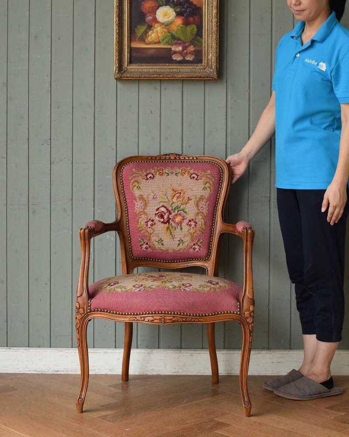 サロンチェア　アンティーク チェア　フランス生まれのサロンチェア、鮮やかなピンクのアンティークプチポワンチェア。女性らしさたっぷりのフランスらしい椅子眺めているだけで幸せな気分になるプチポワンチェア。(j-610-c)