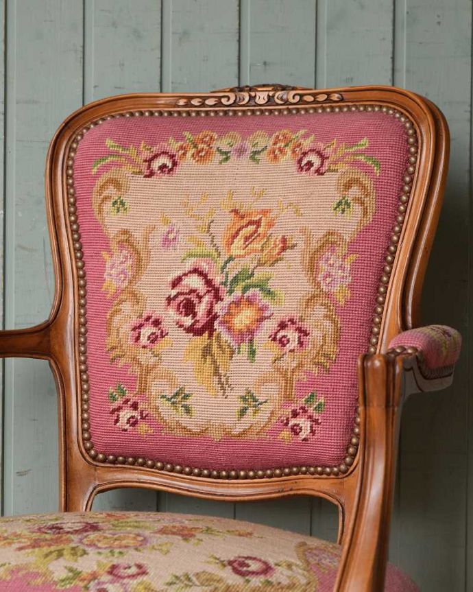 サロンチェア　アンティーク チェア　フランス生まれのサロンチェア、鮮やかなピンクのアンティークプチポワンチェア。マリーアントワネットが愛した刺繍プチポワンとは18〜19世紀にかけて宮廷の貴婦人たちが余暇に楽しんだ刺繍のこと。(j-610-c)