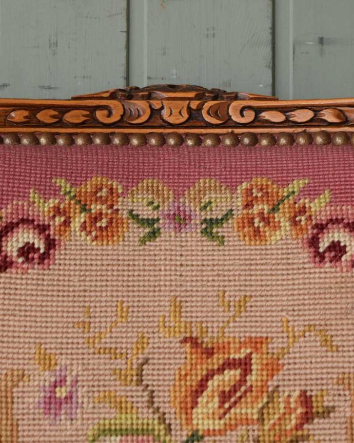 サロンチェア　アンティーク チェア　フランス生まれのサロンチェア、鮮やかなピンクのアンティークプチポワンチェア。刺繍だけじゃなく彫も美しい背もたれの上には美しい彫が。(j-610-c)