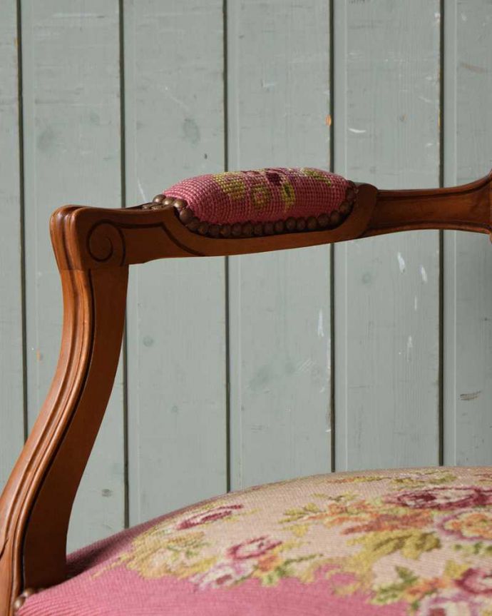 サロンチェア　アンティーク チェア　フランス生まれのサロンチェア、鮮やかなピンクのアンティークプチポワンチェア。肘置きにもプチポワン座った時に便利なアームの部分にもプチポワンの刺繍が。(j-610-c)