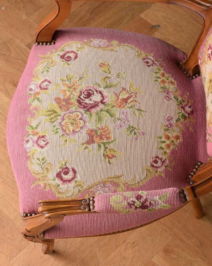 サロンチェア　アンティーク チェア　フランス生まれのサロンチェア、鮮やかなピンクのアンティークプチポワンチェア。絵画のような美しさ手刺繍とは思えないほど、細かく美しい絵はまるで絵画の様です。(j-610-c)