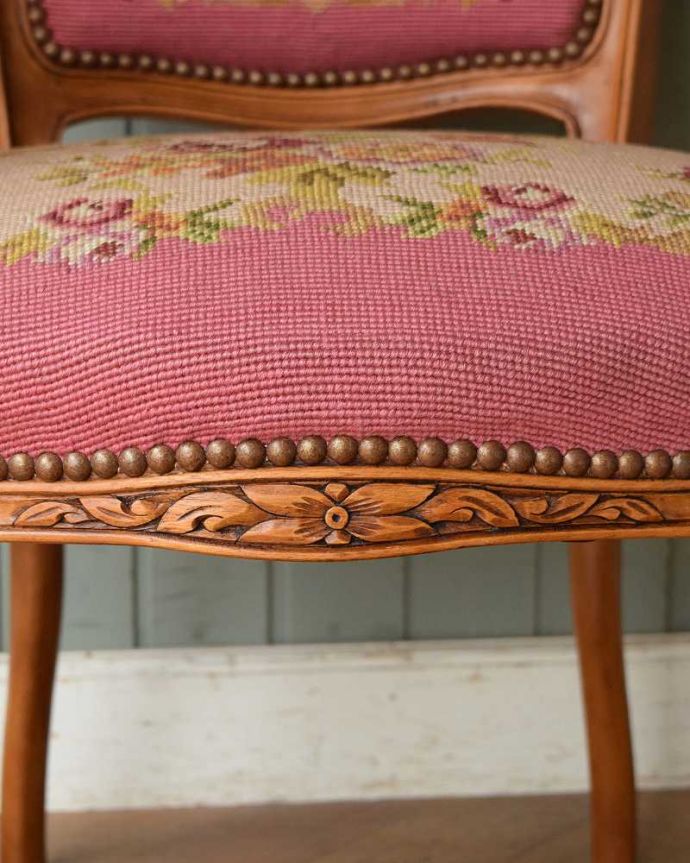サロンチェア　アンティーク チェア　フランス生まれのサロンチェア、鮮やかなピンクのアンティークプチポワンチェア。座面の部分にも彫。(j-610-c)