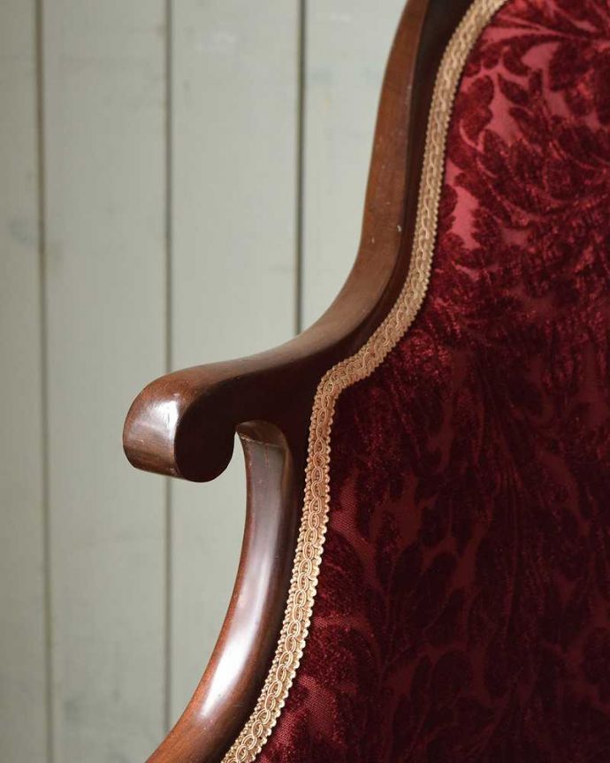 セティ・ソファ・ベンチ　アンティーク チェア　イギリスで見つけたアンティークチェア、どこから見ても優雅な特別なセティ（ソファ）。デザインされたアーム部分肘を掛けれるようにデザインされたアームの形まで優雅なんです。(j-612-c)