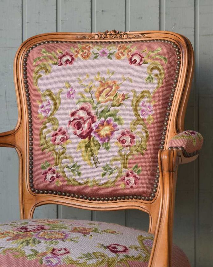 サロンチェア　アンティーク チェア　フランス生まれのサロンチェア、優しいピンクのアンティークプチポワンチェア。マリーアントワネットが愛した刺繍プチポワンとは18〜19世紀にかけて宮廷の貴婦人たちが余暇に楽しんだ刺繍のこと。(j-614-c)