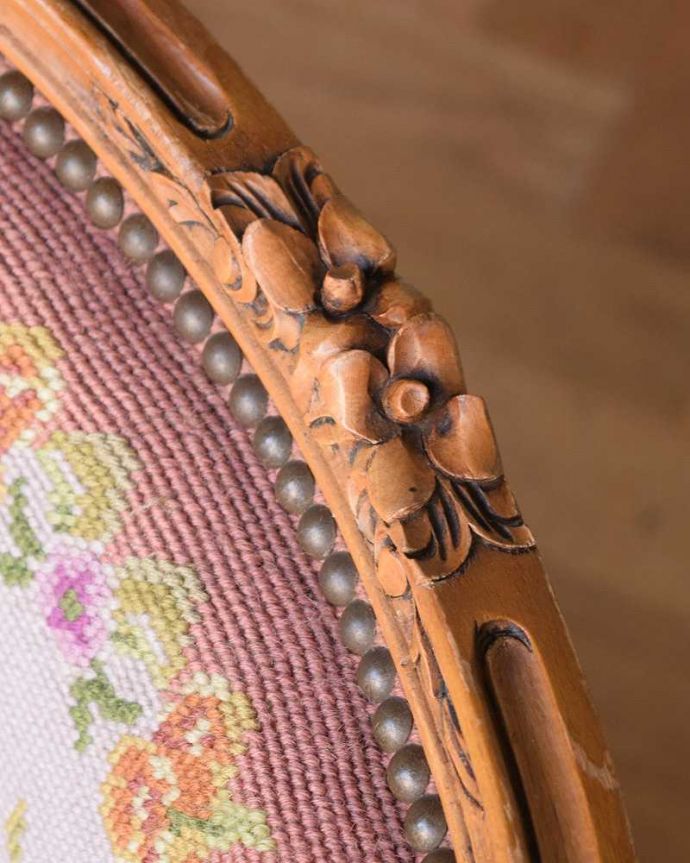 サロンチェア　アンティーク チェア　フランス生まれのサロンチェア、優しいピンクのアンティークプチポワンチェア。刺繍だけじゃなく彫も美しい背もたれの上には美しい彫が。(j-614-c)