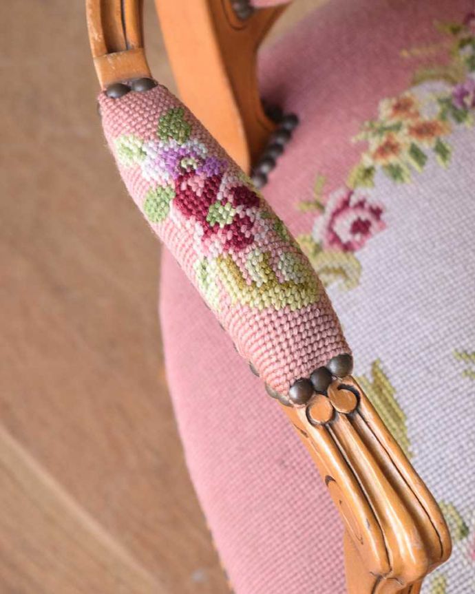 サロンチェア　アンティーク チェア　フランス生まれのサロンチェア、優しいピンクのアンティークプチポワンチェア。肘置きにもプチポワン座った時に便利なアームの部分にもプチポワンの刺繍が。(j-614-c)
