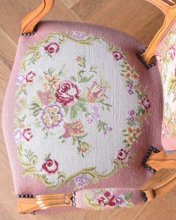 サロンチェア　アンティーク チェア　フランス生まれのサロンチェア、優しいピンクのアンティークプチポワンチェア。絵画のような美しさ手刺繍とは思えないほど、細かく美しい絵はまるで絵画の様です。(j-614-c)