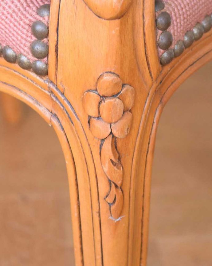 サロンチェア　アンティーク チェア　フランス生まれのサロンチェア、優しいピンクのアンティークプチポワンチェア。脚にも美しい彫があります。(j-614-c)