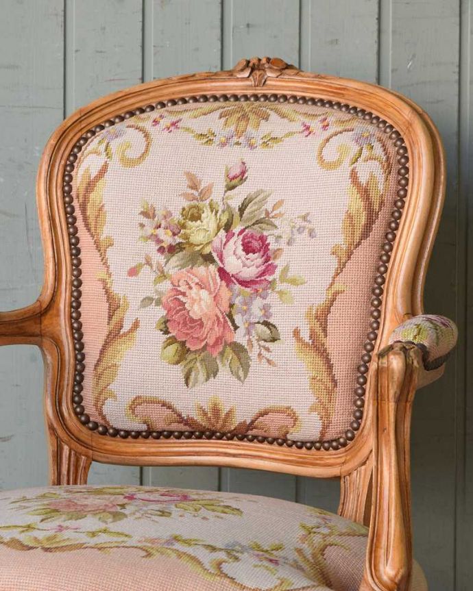 サロンチェア　アンティーク チェア　フランス生まれのサロンチェア、優雅な刺繍のピンクのアンティークプチポワンチェア。マリーアントワネットが愛した刺繍プチポワンとは18〜19世紀にかけて宮廷の貴婦人たちが余暇に楽しんだ刺繍のこと。(j-615-c)