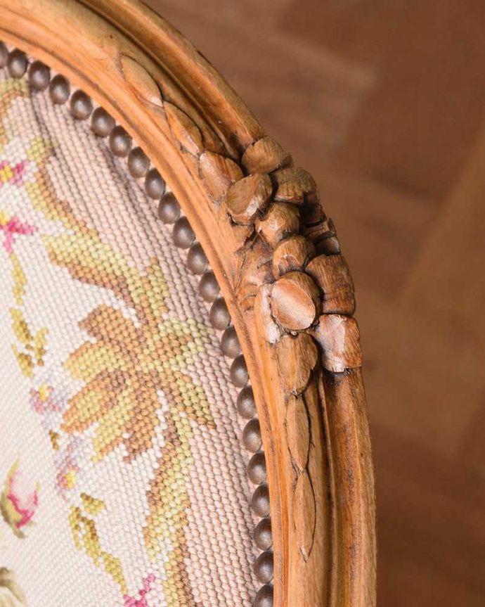 サロンチェア　アンティーク チェア　フランス生まれのサロンチェア、優雅な刺繍のピンクのアンティークプチポワンチェア。刺繍だけじゃなく彫も美しい背もたれの上には美しい彫が。(j-615-c)