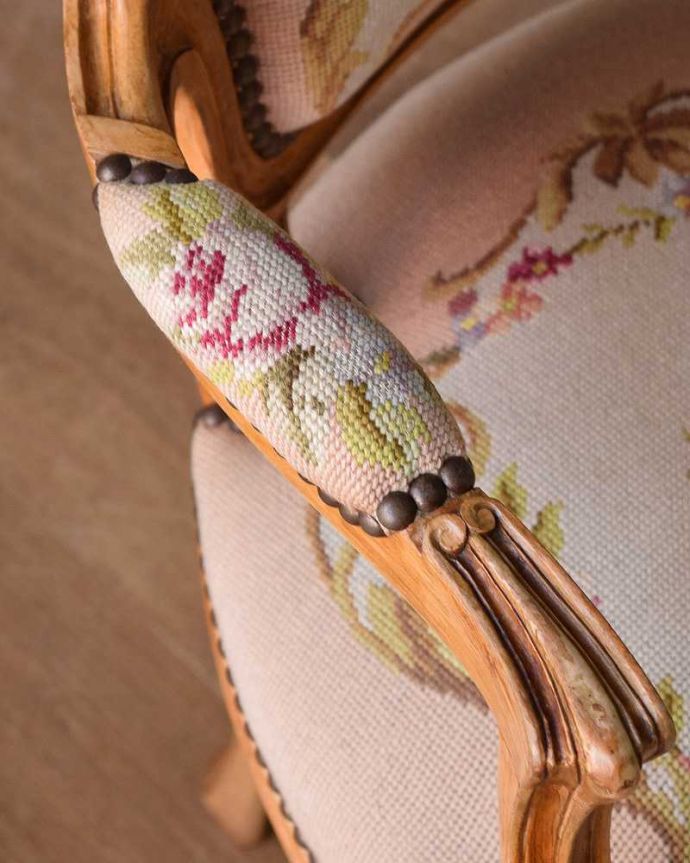 サロンチェア　アンティーク チェア　フランス生まれのサロンチェア、優雅な刺繍のピンクのアンティークプチポワンチェア。肘置きにもプチポワン座った時に便利なアームの部分にもプチポワンの刺繍が。(j-615-c)