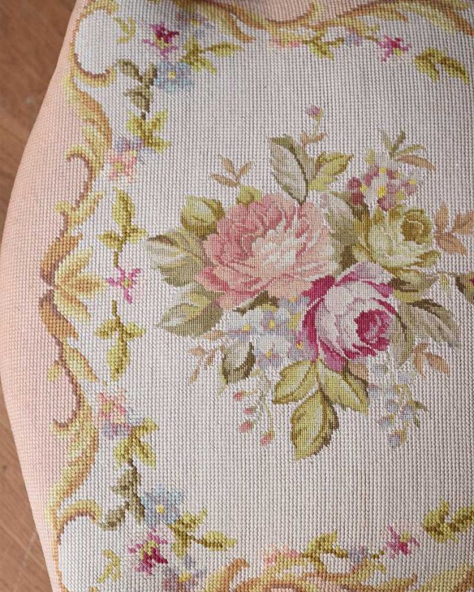 サロンチェア　アンティーク チェア　フランス生まれのサロンチェア、優雅な刺繍のピンクのアンティークプチポワンチェア。女性らしいデザインコンディションがいいものを選んできました。(j-615-c)