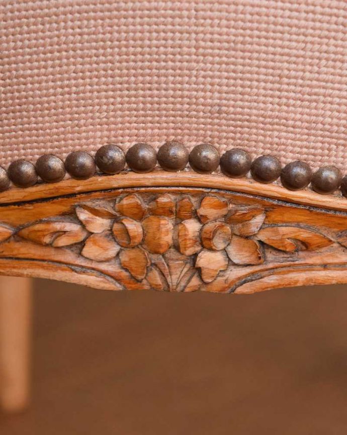 サロンチェア　アンティーク チェア　フランス生まれのサロンチェア、優雅な刺繍のピンクのアンティークプチポワンチェア。座ってしまうと見えない部分にまでも彫があります。(j-615-c)