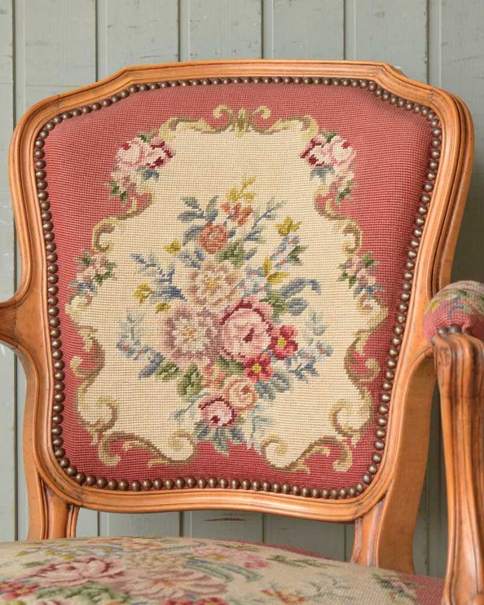 サロンチェア　アンティーク チェア　刺繍が美しいアンティークのサロンチェア、フランス生まれのプチポワンチェア。マリーアントワネットが愛した刺繍プチポワンとは18〜19世紀にかけて宮廷の貴婦人たちが余暇に楽しんだ刺繍のこと。(j-618-c)