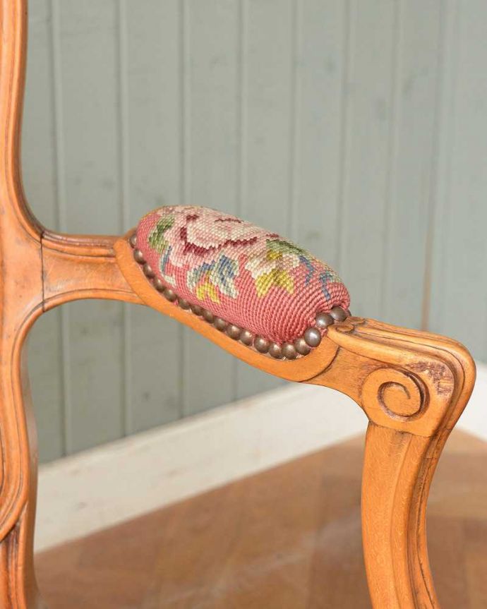サロンチェア　アンティーク チェア　刺繍が美しいアンティークのサロンチェア、フランス生まれのプチポワンチェア。肘置きにもプチポワン座った時に便利なアームの部分にもプチポワンの刺繍が。(j-618-c)