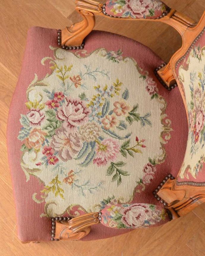 サロンチェア　アンティーク チェア　刺繍が美しいアンティークのサロンチェア、フランス生まれのプチポワンチェア。絵画のような美しさ手刺繍とは思えないほど、細かく美しい絵はまるで絵画の様です。(j-618-c)