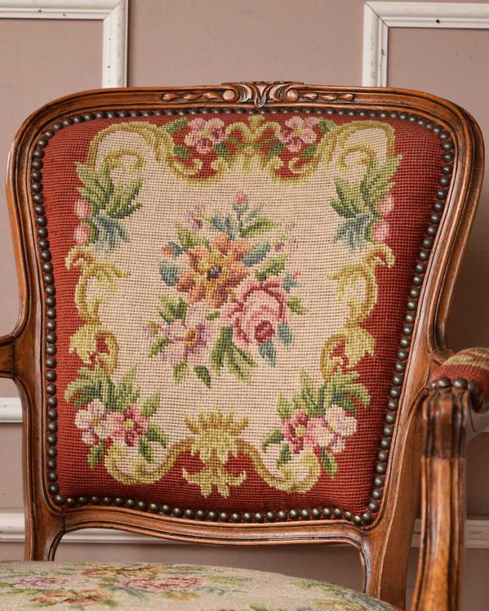 布座面　アンティーク チェア　1920年代のアンティークプチポワンチェア、優雅なフランス輸入椅子。マリーアントワネットが愛した刺繍プチポワンとは18〜19世紀にかけて宮廷の貴婦人たちが余暇に楽しんだ刺繍のこと。(j-622-c)