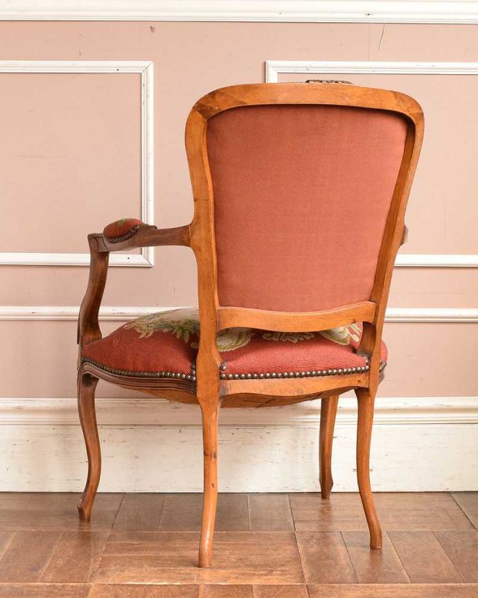 布座面　アンティーク チェア　1920年代のアンティークプチポワンチェア、優雅なフランス輸入椅子。後ろ姿からも感じられる気品アンティークチェアは、新品ではないので経年変化によるキズはありますが、専門の職人が修復したので安心してお使い下さい。(j-622-c)