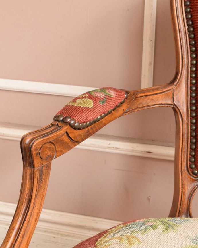 布座面　アンティーク チェア　1920年代のアンティークプチポワンチェア、優雅なフランス輸入椅子。肘置きにもプチポワン座った時に便利なアームの部分にもプチポワンの刺繍が。(j-622-c)