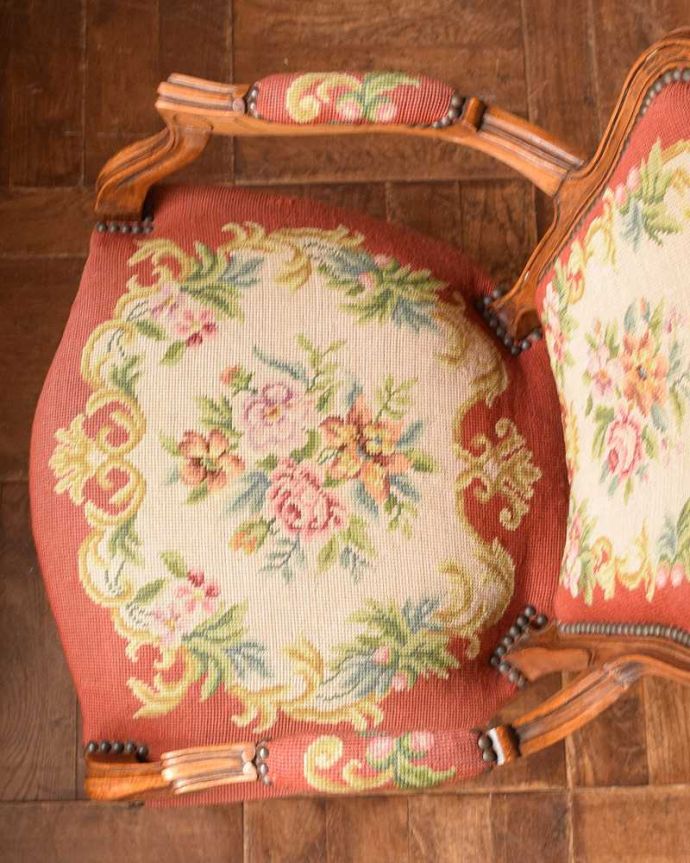布座面　アンティーク チェア　1920年代のアンティークプチポワンチェア、優雅なフランス輸入椅子。絵画のような美しさ手刺繍とは思えないほど、細かく美しい絵はまるで絵画の様です。(j-622-c)