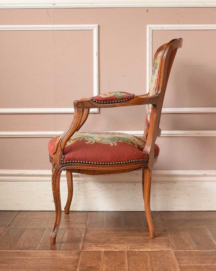 布座面　アンティーク チェア　1920年代のアンティークプチポワンチェア、優雅なフランス輸入椅子。気品の感じられる横顔横から見ても優雅さは同じく美しいです。(j-622-c)