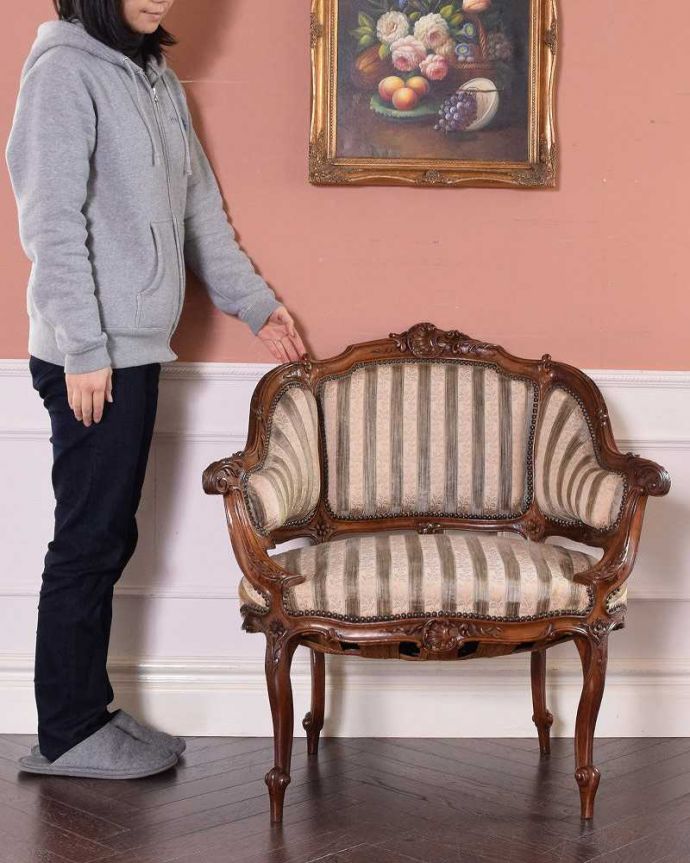 サロンチェア　アンティーク チェア　美しいシルエットのサロンチェア、ウォルナット材のアンティーク椅子。フランスらしい優雅さたっぷりのサロンチェアもともとお客さまを招くサロンで使われていた椅子。(j-624-c)