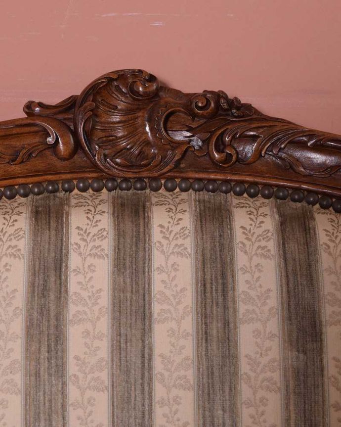 サロンチェア　アンティーク チェア　美しいシルエットのサロンチェア、ウォルナット材のアンティーク椅子。フランスらしい美しい彫やっぱり一番の特長は彫の美しさ。(j-624-c)