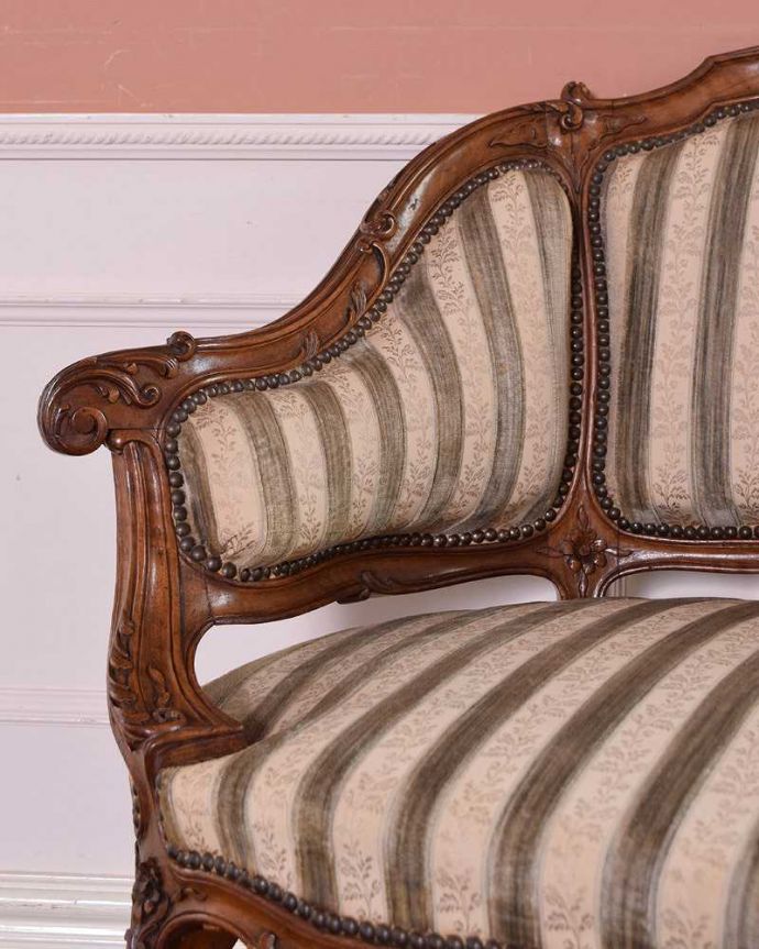 サロンチェア　アンティーク チェア　美しいシルエットのサロンチェア、ウォルナット材のアンティーク椅子。肘掛け部分にまで美しい彫腕を乗せてゆったりくつろげるアームの部分にも彫。(j-624-c)
