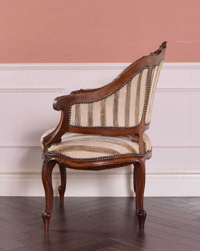 サロンチェア　アンティーク チェア　美しいシルエットのサロンチェア、ウォルナット材のアンティーク椅子。横から見ても優美な立ち姿しっかり組み直したサロンチェアは横から見てもキレイです。(j-624-c)