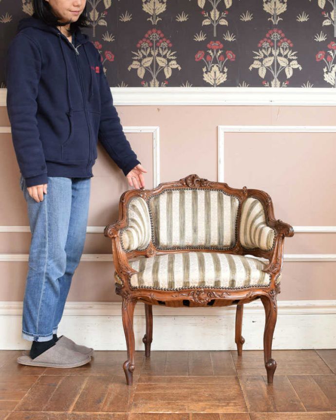 サロンチェア　アンティーク チェア　ウォルナット材のアームチェア、アンティークサロンチェア。フランスらしい優雅さたっぷりのサロンチェアもともとお客さまを招くサロンで使われていた椅子。(j-625-c)
