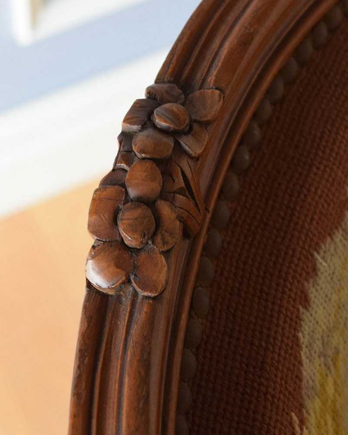 1Pソファ(ラウンジチェア)　アンティーク チェア　フランス輸入の刺繍が美しいエレガントなプチポワンのアームチェア。刺繍だけじゃなく彫も美しい背もたれの上には美しい彫が。(j-627-c)