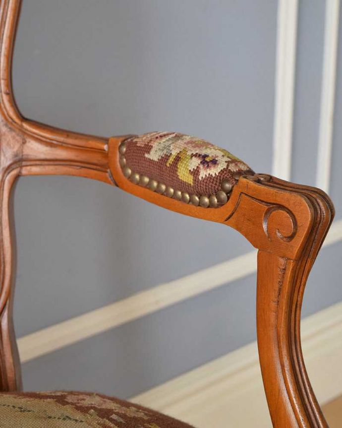 1Pソファ(ラウンジチェア)　アンティーク チェア　フランス輸入の刺繍が美しいエレガントなプチポワンのアームチェア。肘置きにもプチポワン座った時に便利なアームの部分にもプチポワンの刺繍が。(j-627-c)