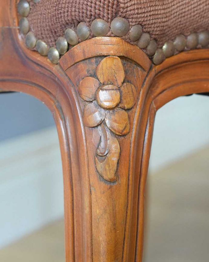 1Pソファ(ラウンジチェア)　アンティーク チェア　フランス輸入の刺繍が美しいエレガントなプチポワンのアームチェア。脚にも美しい彫があります。(j-627-c)