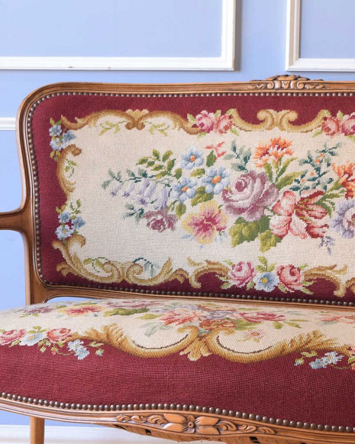 アンティーク チェア ゴージャスなフランスのアンティークソファ、プチポワンサロンチェア（２人掛け）。マリーアントワネットが好んだ刺繍まるで絵画のように細かい刺繍はお部屋をパッと華やかに魅せてくれます。(j-630-c)