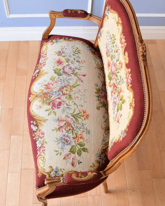 アンティーク チェア ゴージャスなフランスのアンティークソファ、プチポワンサロンチェア（２人掛け）。まるで芸術品！絵画のような座面プチポワンの刺繍で出来上がった座面の模様。(j-630-c)