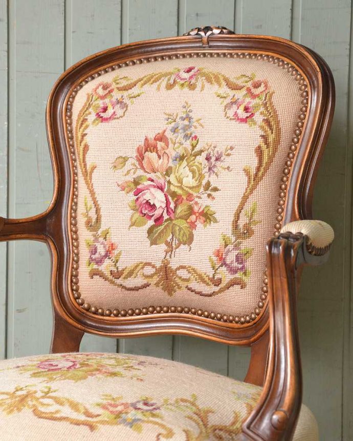サロンチェア　アンティーク チェア　フランス生まれのサロンチェア、大人色のプチポワンプチポワンチェア。マリーアントワネットが愛した刺繍プチポワンとは18〜19世紀にかけて宮廷の貴婦人たちが余暇に楽しんだ刺繍のこと。(j-632-c)