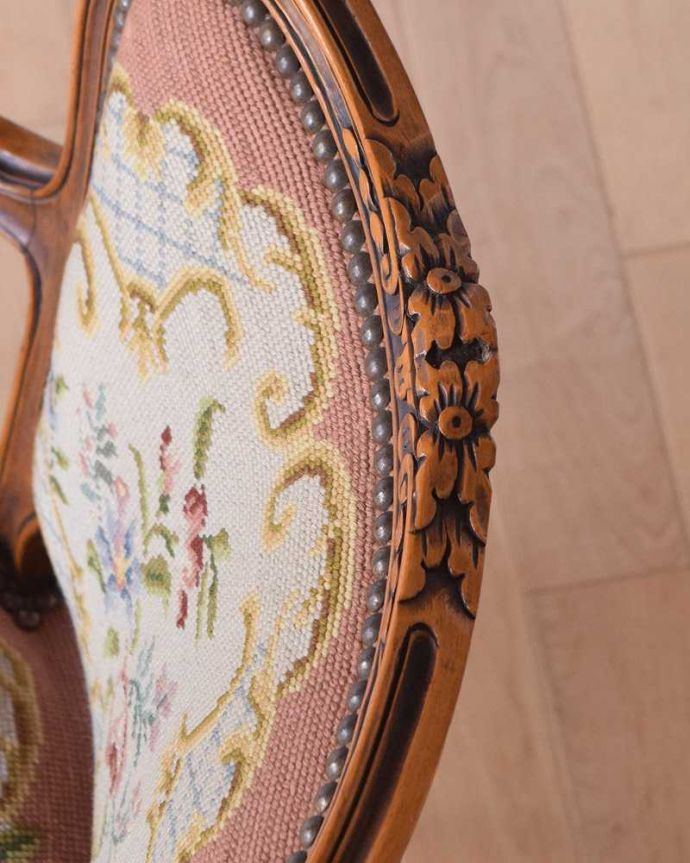 1Pソファ(ラウンジチェア)　アンティーク チェア　刺繍が美しいフランスアンティーク、華やかなプチポワンチェア。刺繍だけじゃなく彫も美しい背もたれの上には美しい彫が。(j-634-c)