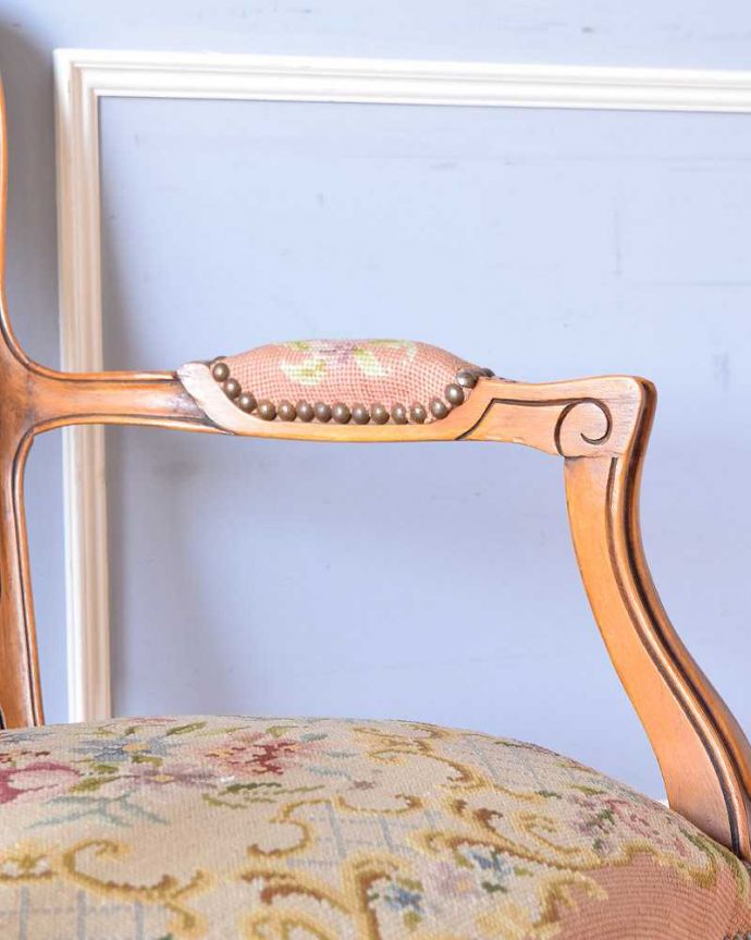 1Pソファ(ラウンジチェア)　アンティーク チェア　刺繍が美しいフランスアンティーク、華やかなプチポワンチェア。肘置きにもプチポワン座った時に便利なアームの部分にもプチポワンの刺繍が。(j-634-c)