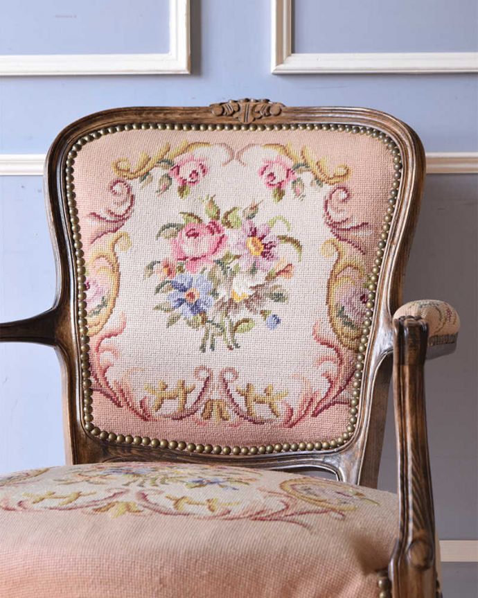 1Pソファ(ラウンジチェア)　アンティーク チェア　フランス生まれのサロンチェア、お花の刺繍が美しいアンティークプチポワンチェア。マリーアントワネットが愛した刺繍プチポワンとは18〜19世紀にかけて宮廷の貴婦人たちが余暇に楽しんだ刺繍のこと。(j-635-c)