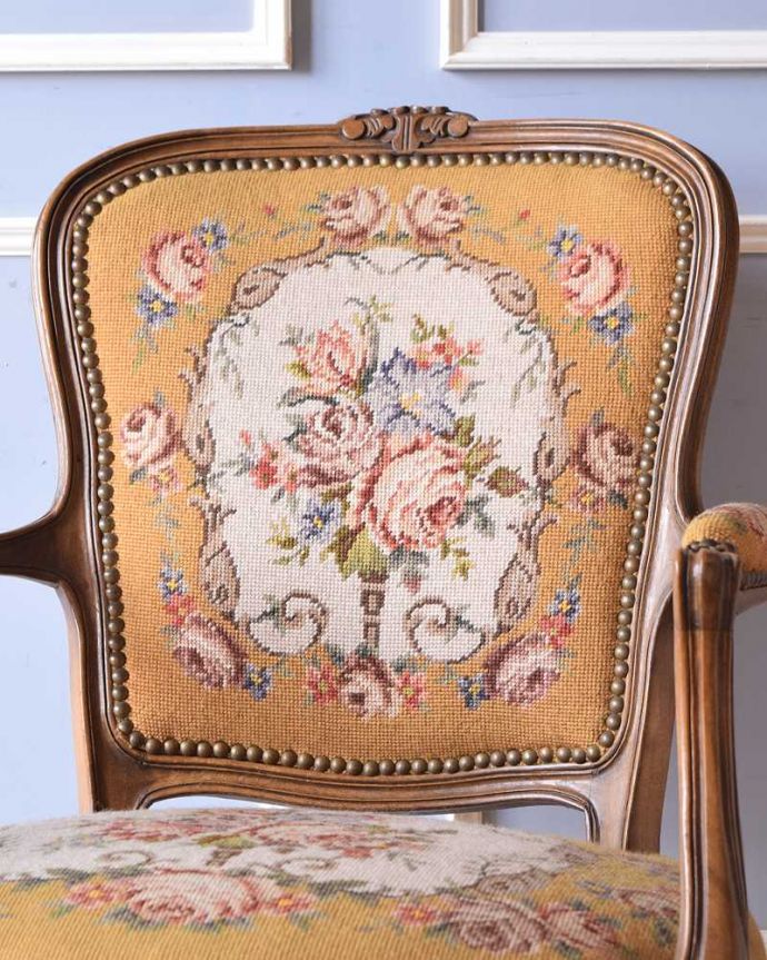 布座面　アンティーク チェア　刺繍が美しいフランス生まれのアンティークプチポワンチェア。マリーアントワネットが愛した刺繍プチポワンとは18〜19世紀にかけて宮廷の貴婦人たちが余暇に楽しんだ刺繍のこと。(j-639-c)