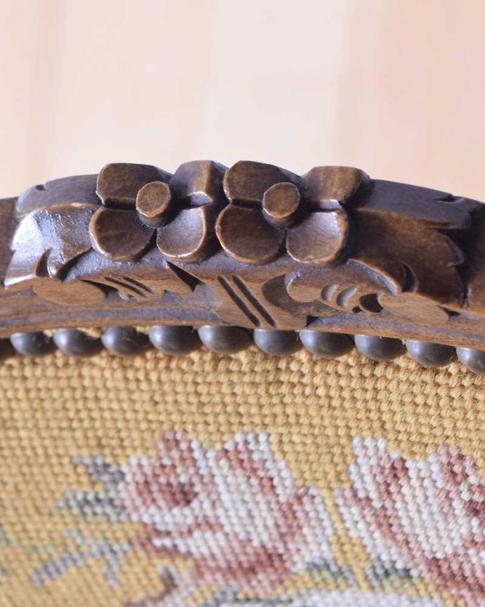 布座面　アンティーク チェア　刺繍が美しいフランス生まれのアンティークプチポワンチェア。刺繍だけじゃなく彫も美しい背もたれの上には美しい彫が。(j-639-c)